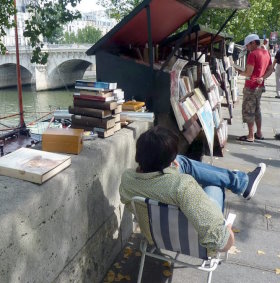 Booksellers invite you on the quays